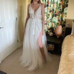 Hand made in Guatemala, never before worn wedding dress. Pronovious style